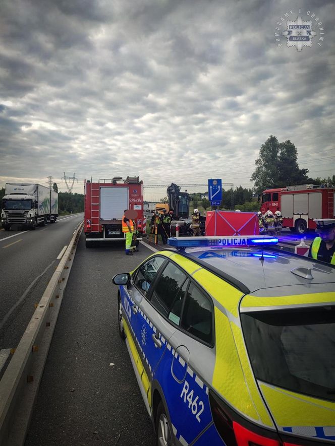 Tragedia na A4. W koparkę wjechał samochód. W środku było 5 osób