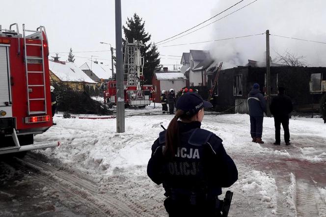 Grajewo. Policjanci uratowali z płonącego domu cztery osoby
