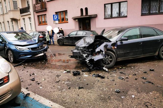 Wypadek na ul. Świętej Trójcy w Bydgoszczy. Trzy osoby są ranne [ZDJĘCIA]