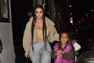 Kim Kardashian zdemaskowana przez własną córkę! „Dlaczego brzmisz inaczej?”