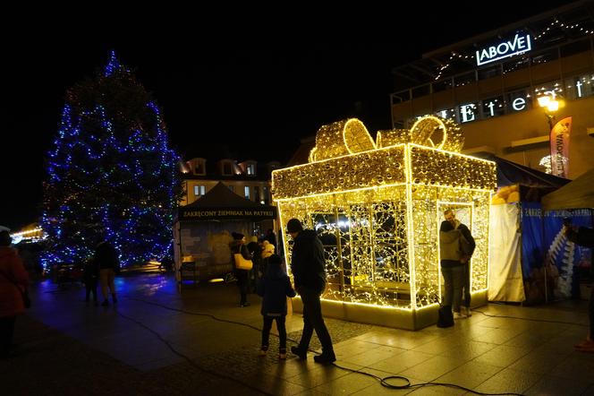 Ciężarówka Coca-cola w Białymstoku! Świąteczna atrakcja przyciągnęła tłumy mieszkańców na Rynek Kościuszki