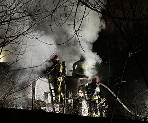 Tragiczny pożar domu na Mokotowie. Strażacy znaleźli zwłoki mężczyzny