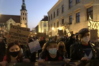 Kilka tysięcy osób na kolejnym proteście w Krakowie przeciw zaostrzeniu prawa aborcyjnego
