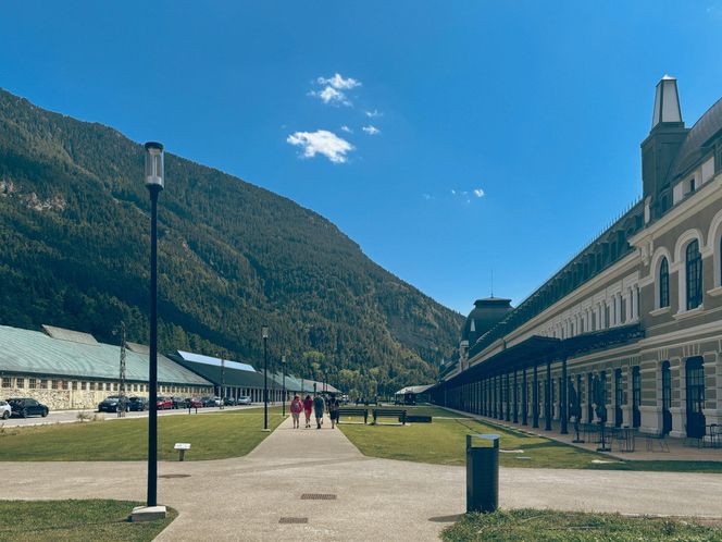  Canfranc Estación, Hiszpania. Dawny dworzec kolejowy zamienił się w luksusowy hotel
