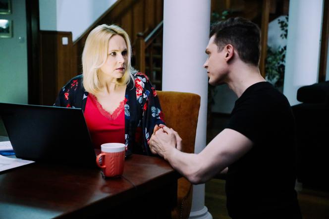 Na Wspólnej odc. 3323. Maks Brzozowski (Adam Fidusiewicz), Ilona Zdybicka (Anna Samusionek)