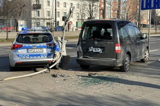 W rozpędzony radiowóz uderzył drugi samochód. Kolizja zablokowała ruch na skrzyżowaniu