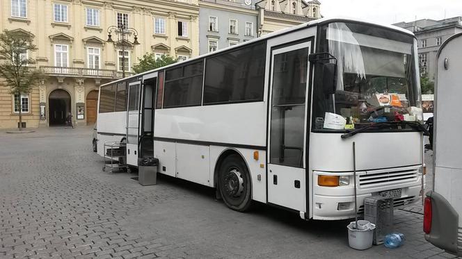 Samochody na Rynku Głównym: Władze Krakowa wydają decyzje niezgodne z prawem napisanym przez... władze Krakowa?