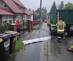 Rzeka Biała Lądecka wystąpiła z koryta. Woda zalewa Lądek Zdrój