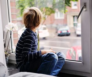 Cechy spektrum autyzmu u dzieci dużo siedzących w internecie