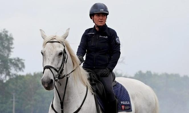 Piękna policjantka spadła z konia podczas służby! Teraz walczy o życie w szpitalu [ZDJĘCIA]