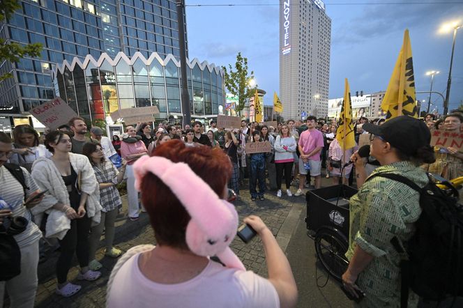 Przeszli przez Warszawę w piżamach i kapciach. Krzyczeli "Chcemy spać!"