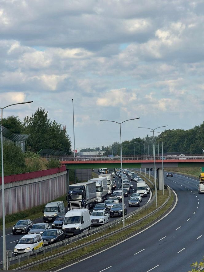Poranny paraliż na DTŚ. Zderzenie dwóch pojazdów zablokowało trasę w kierunku Katowic