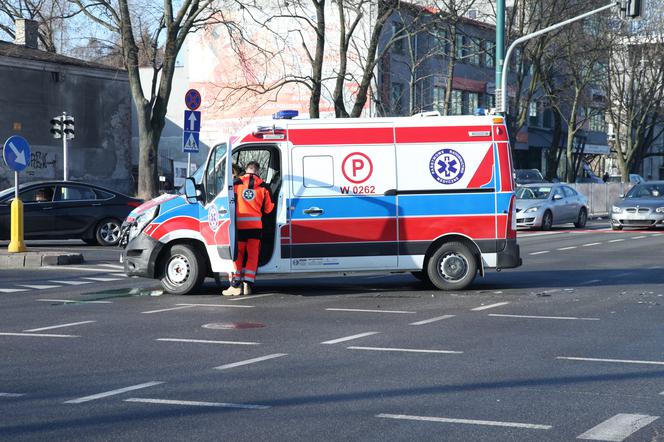 Zderzenie suzuki z karetką na sygnale na skrzyżowaniu Zamienieckiej z Ostrobramską