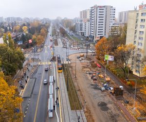 Tramwaj do Wilanowa, po prawej budowa tramwaju na Stegny w Warszawie