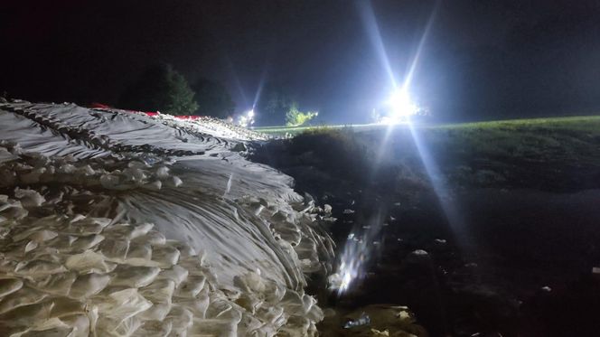 Lubelscy strażacy pomagają powodzianom na różne sposoby