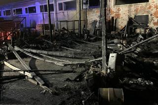 Pożar hali z materiałami budowlanymi. Spłonęły też samochody. 12 zastępów straż w akcji