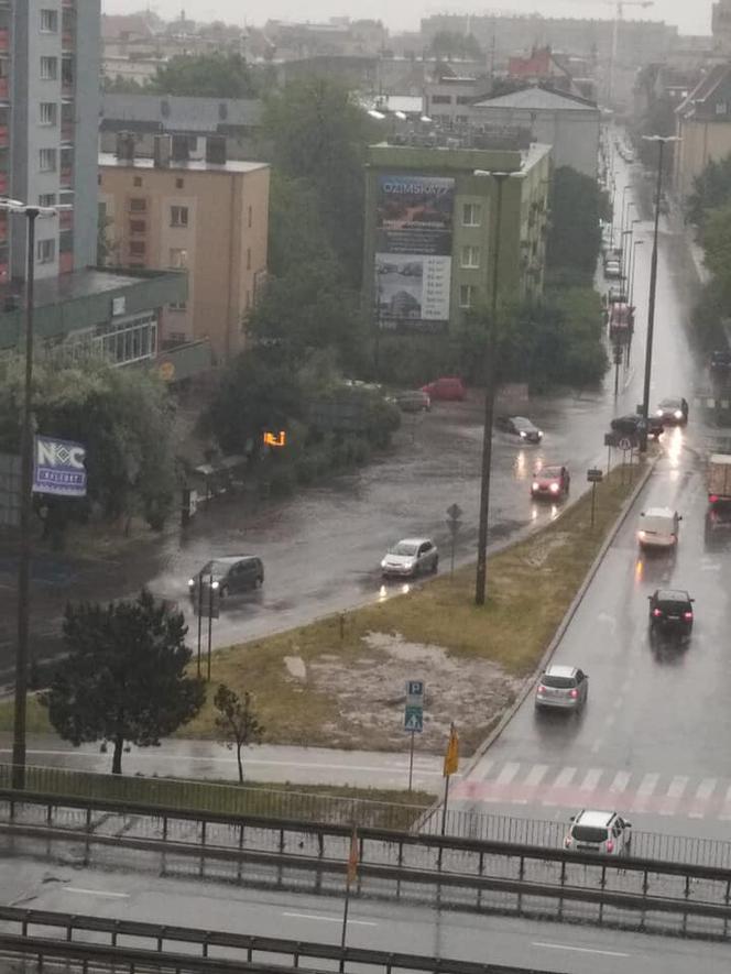 Opole. Ulice zamieniły się w potoki! Tak wyglądało centrum miasta w czwartek 24.06.21 r. [ZDJĘCIA]