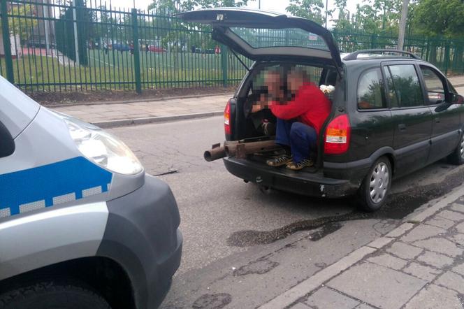 Policja zatrzymała kierowcę, który w bagażniku przewoził swoich kolegów