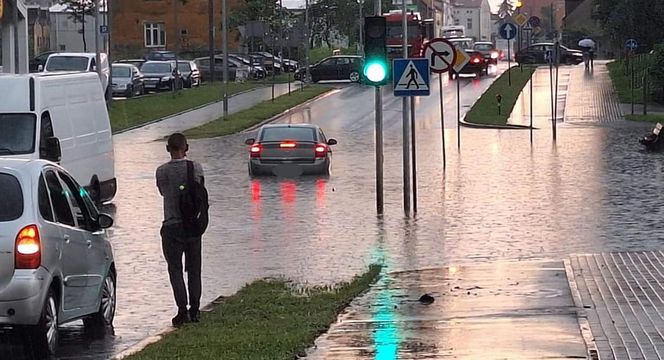 Koszmarne skutki niszczycielskiej nawałnicy. Woda wdarła się do domów, zatopione auta