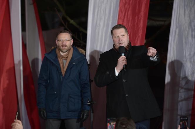 Tłumy rozpoczęły protest pod Sejmem! Uczestnicy solidarni z Mariuszem Kamińskim i Maciejem Wąsikiem