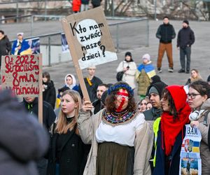 Demonstracja Trzy lata w obronie Ukrainy na pl. Solidarności