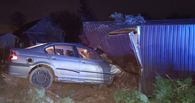 Polanka Wielka. 30-latek stracił panowanie nad bmw i wbił się w cudzy garaż. Uszkodził dwa inne pojazdy