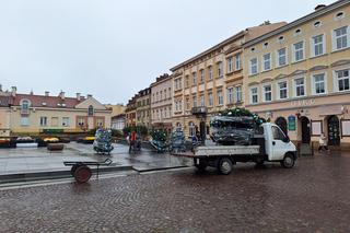 Na rzeszowskim Rynku rozpoczął się montaż świątecznej choinki 