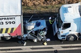 Wstrząsający wypadek pod Żyrardowem. Skoda zmiażdżona między dwoma tirami