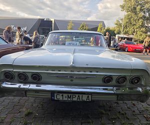 Motoryzacyjne legendy pod Torbydem. Bydgoskie Klasyki Nocą znów przyciągnęły tłumy