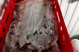 Policjanci wpadli na nielegalny kebab. Zabezpieczyli ponad półtorej tony lewego mięsa do kebaba 