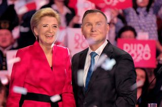 Agata Duda do Afryki zabrała kwieciste sukienki. Projektant mody bez ogródek. Królowa dożynek