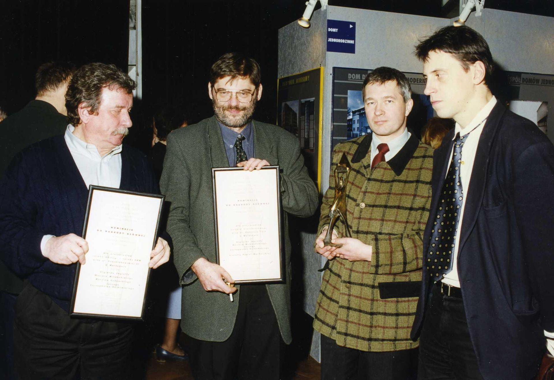 Autorzy Najlepszego Budynku Warszawy 1996-1997 w kategorii budynków wielorodzinnych. Od lewej: architekci Olgierd Jagiełło, Jerzy Szczepanik-Dzikowski, Maciej Miłobędzki, Marcin Sadowski