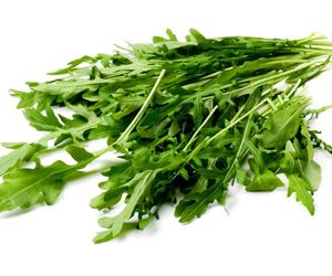 RUKOLA z sosem miodowo-musztardowym - przepis na prostą, lekko pikantną sałatkę z rukoli