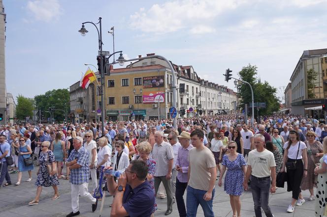 Boże Ciało 2024. Tłumy wiernych przeszły w procesji ulicami Białegostoku