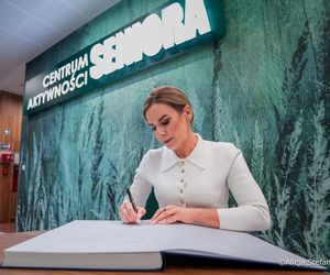 Marta Nawrocka zdała szyku w żakiecie zapinanym na złote guziki! Wyruszyła z pierwszą wizytą jako prezydentowa 