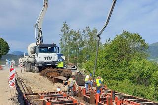Na zabezpieczonym osuwisku zbudowano w żelbetowy ruszt – kratownicę, która łączy wywiercone wcześniej pale.