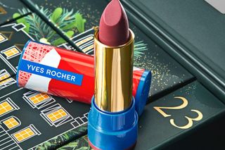 Zielono-złote okienke warte swojej ceny. Znana marka beauty z nowym kalendarzem adwentowym 