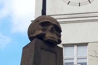 Obelisk z czaszką przy Lindleya - co upamiętnia i skąd się wziął? Przypomina Stołeczny Konserwator Zabytków