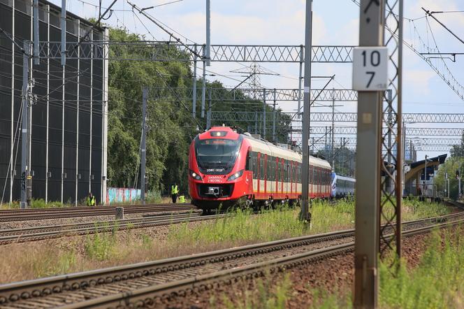 Makabra na torach w Ursusie. Pociąg śmiertelnie potrącił kobietę