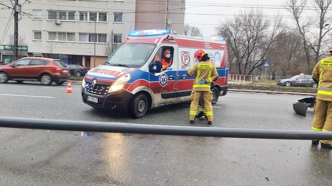 Roztrzaskał sportowe auto na latarni! Ogromny wypadek na Grochowie