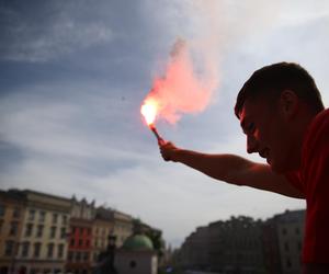 Szalona radość na Rynku Głównym. Kibice Wisły Kraków świętowali zdobycie piątego Pucharu Polski