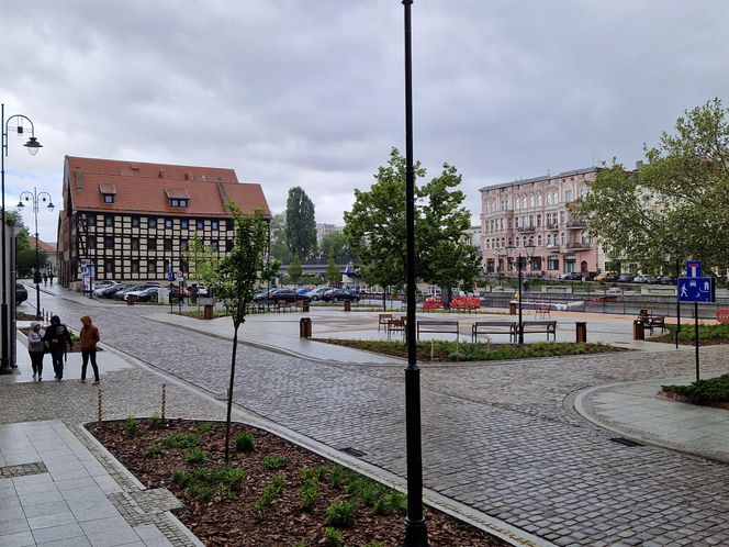 Rybi Rynek w Bydgoszczy niemal gotowy. Eleganckie nabrzeże już cieszy oczy!