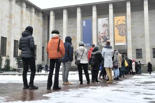 Wielki powrót kultury: Gigantyczna kolejka do Muzeum Narodowego w Warszawie [ZDJĘCIA]