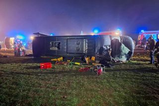Wlonice. Wypadek busa. Pojazd wylądował na boku. Podróżowało nim 19 osób