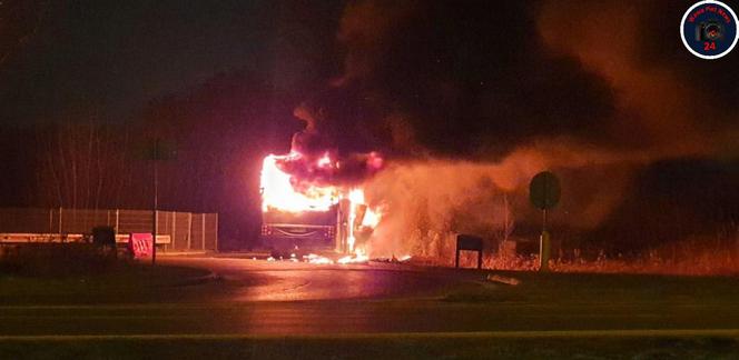 Wielki ogień na Targówku. Autokar płonął jak pochodnia