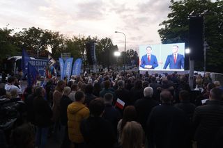 Tłumy pod siedzibą TVP. Debatę Trzaskowski–Nawrocki oglądają na telebimie