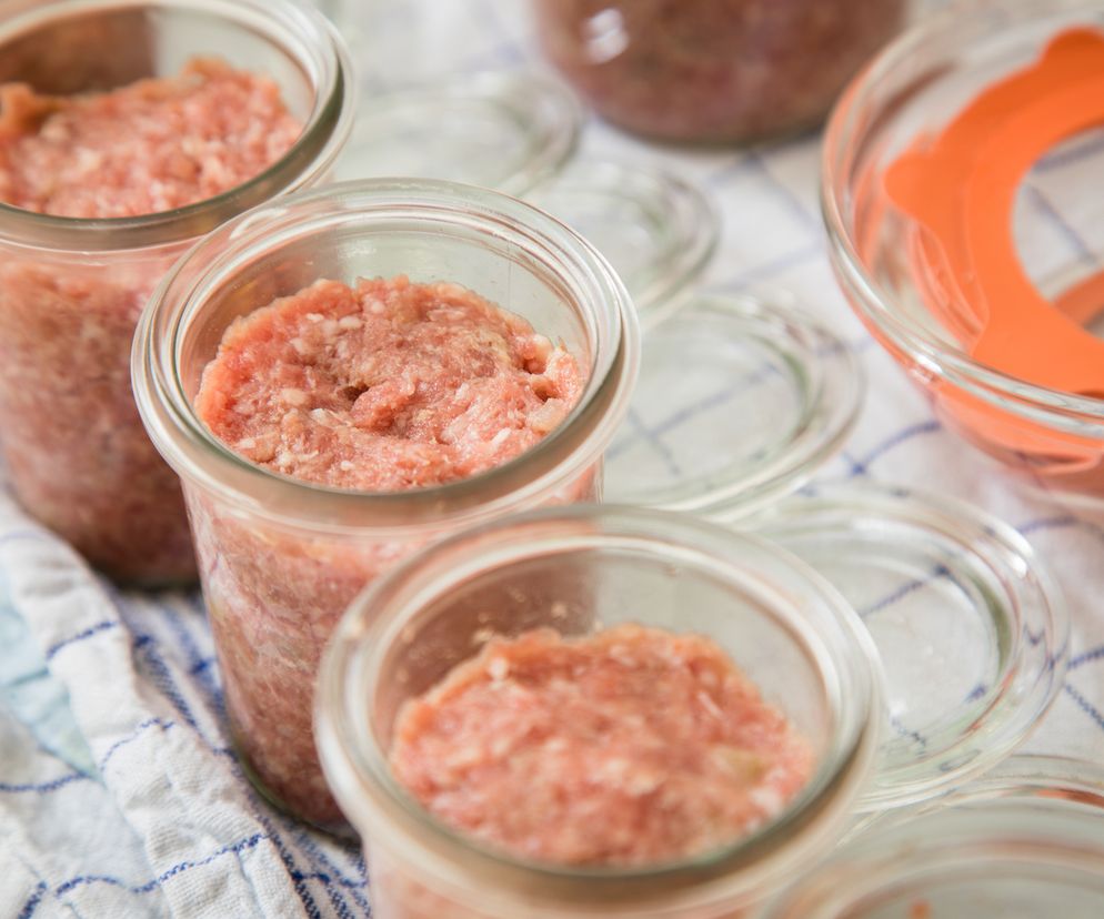 Kiełbasa w słoiku: przepis, jak zrobić domową mielonkę - kiełbasiankę