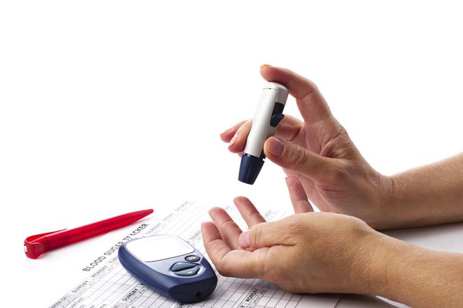 HIPOGLIKEMIA (niedocukrzenie) przyczyny. Co powoduje spadek poziomu cukru we krwi?