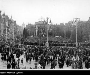 Tak kiedyś wyglądały uroczystości i manifestacje na placu Wolności w Poznaniu. Zobaczcie archiwalne zdjęcia