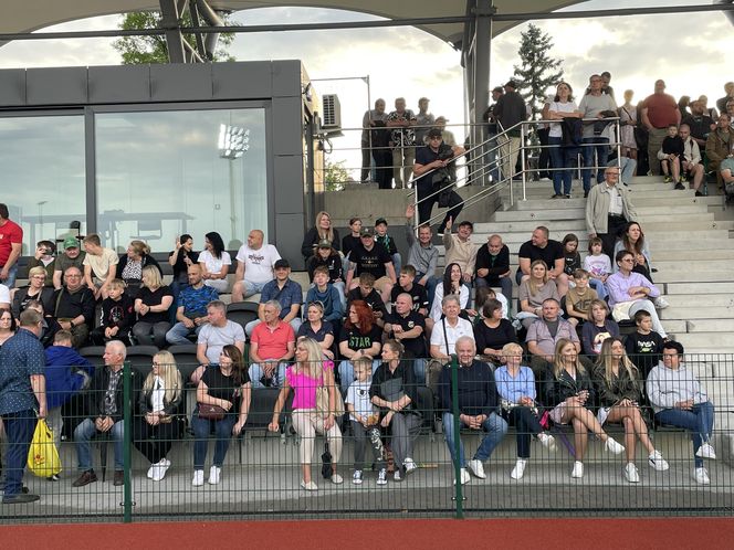 Kibice na otwarciu stadionu w Starachowicach